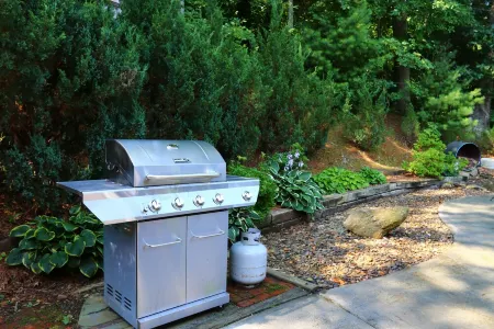 Romantic Escape-Private with Hot tub & Fireplace and Fenced Yard. Sleeps 2