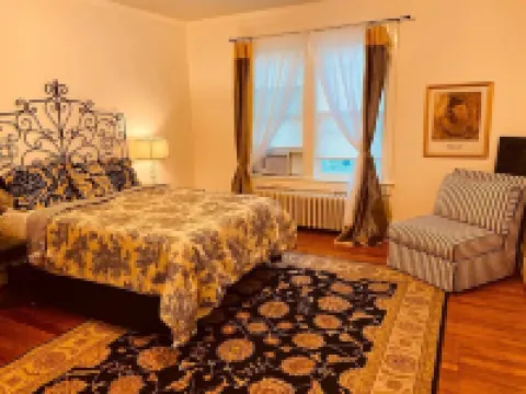 Scarborough Fair walk to downtown two story apt