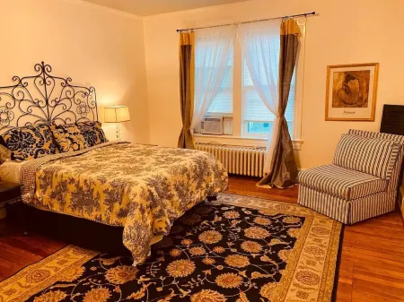 Scarborough Fair walk to downtown two story apt