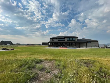 NEW CABIN 8 EN SUITES BY YELLOWSTONE LAKEFRONT HOA AC HOT TUB WIFI PICKLEBALL