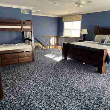 Beautiful, spacious and quiet house in the heart of Moline. Rooms
