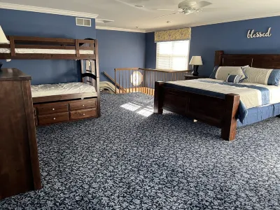 Beautiful, spacious and quiet house in the heart of Moline. Hotels near Walgreens