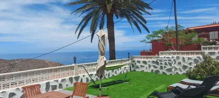 Casa Mercedes: sunset with panoramic views of the sea and the mountains.