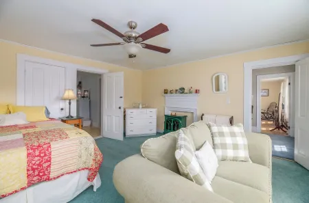 Stunning views! 3 minute drive to Sunday River Ski Resort. Отели в г. Ньюри