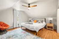Cozy home with hot tub minutes to downtown Nashua and Shops