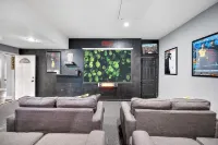 Denver Home: Hot tub, Theater, Gym 6 bedrooms 3 baths, king bed