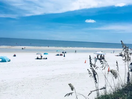 Beach Front,Heated Pool,Spa, Beach Views, Umbrella+Lounger for beach, Balconies