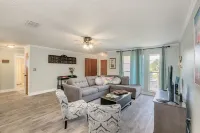 The Blue Fin Bungalow- Coastal Comfort & Beauty. 1 Block to the Beach -Sleeps 10