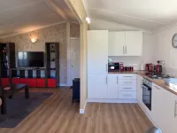 Quakerfield Lodge, with Private Hot Tub Fabulous Views 克利夫羅酒店