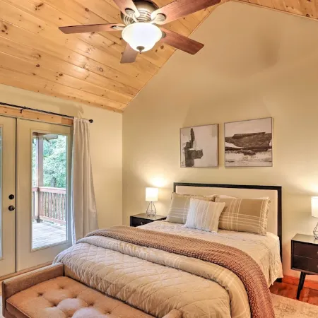 Cozy Cabin at a Mountain Resort 4 Mi to Downtown!