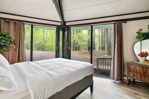 Unique octagon treehouse chalet, panoramic forest views, community pool.