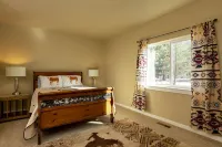 Spacious Western Home on 2 acres in the Pines close to Crater Lake Hoteles cerca de Parque nacional del Lago del Cráter