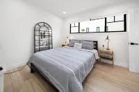 Modern Loft in Carlsbad Village steps to beach (Tesla Charger available)