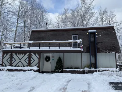 THE LAKEFRONT RETREAT - SKI, RIDE, GOLF, BIKE, HIKE Hotels near Kaaterskill Falls