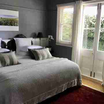 OJ's - Luxury Retreat Minutes from Shopping and Restaurants Rooms