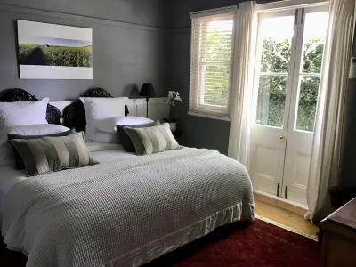 OJ's - Luxury Retreat Minutes from Shopping and Restaurants