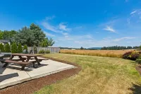 Modern 3 Bedroom Farmhouse of Dundee - Amazing Views, Fire Pit and Comfort