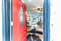 Lone Star Suite: Rustic Luxe, 2 King Beds, Fireplace, Full Kitchen, courtyard