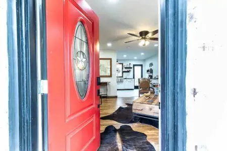 Lone Star Suite: Rustic Luxe, 2 King Beds, Fireplace, Full Kitchen, courtyard Отели рядом с достопримечательностью «Университет Техас Тек»