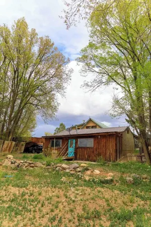 Comfortable Casita centrally located to the myriad of experiences here in Taos!