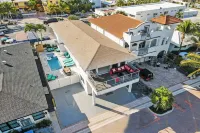 Walk to Beach w/ Salt Pool & Spa, Double King Master BR, Washer Dryer Oceanview