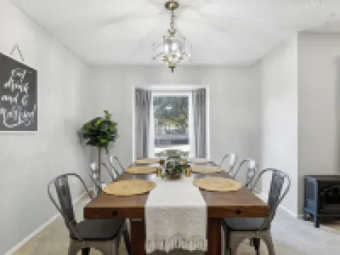 Cozy Pet-Friendly Retreat, Seasonal Pool & Fireplace, Sleeps 10 クリーバーンのホテル