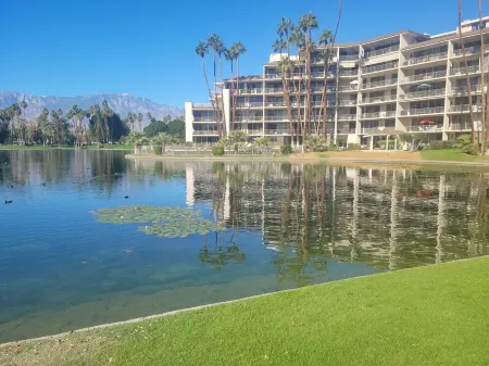 Remodeled condo with fabulous views in exclusive gated community. Отели рядом с достопримечательностью «Обсерватория Ранчо Мираж Лайбрари &»