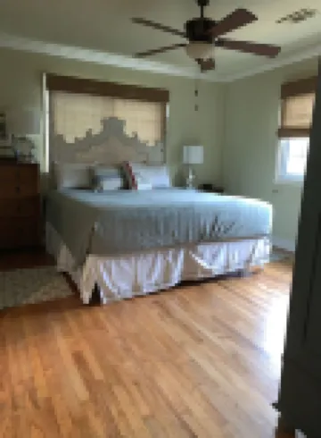 Easy Walk to Beach & 6 Restaurants.  Our 1950’s Cottage Gets Great Reviews!