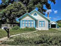 Charming, unique 3-bedroom house in Junction with AC, WiFi, Pet Friendly Hotels in Junction