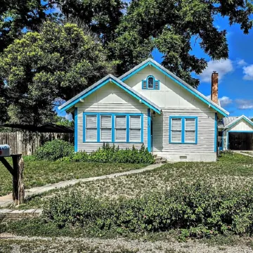 Charming, unique 3-bedroom house in Junction with AC, WiFi, Pet Friendly