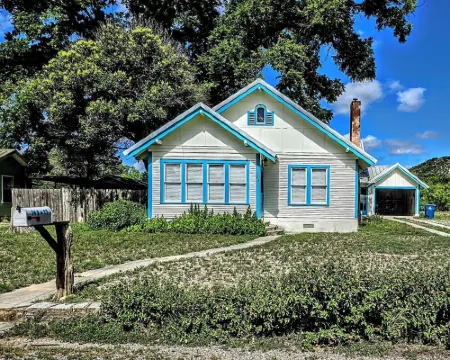 Charming, unique 3-bedroom house in Junction with AC, WiFi, Pet Friendly Hotels in Junction