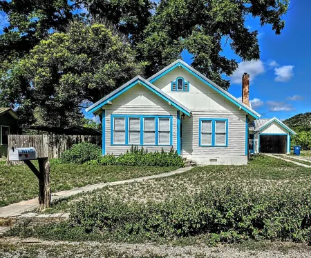 Charming, unique 3-bedroom house in Junction with AC, WiFi, Pet Friendly