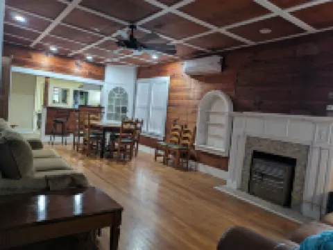 Charming, unique 3-bedroom house in Junction with AC, WiFi, Pet Friendly Hotels in Junction