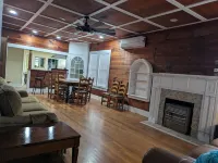 Charming, unique 3-bedroom house in Junction with AC, WiFi, Pet Friendly Hotels in Junction