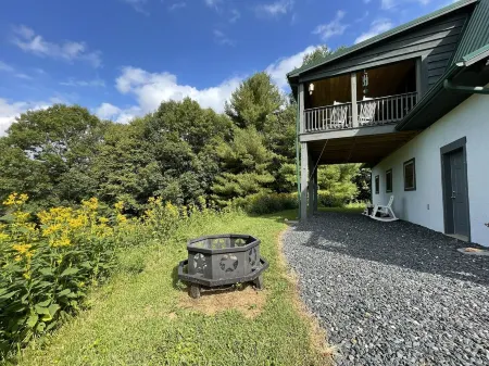 Escape to the Clouds: The Berry Barn Awaits You! Отели в г. Пайн Суомп