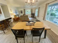 The Peaceful Pelican is close to town and just a 5 min walk to the beach! Hotels in Brookings