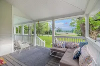 NEW Charming & Spacious Farmhouse Retreat in Grass Lake, MI