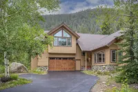Near Slopes, Private Family Home, HotTub, Centrally located to all Ski Resorts!