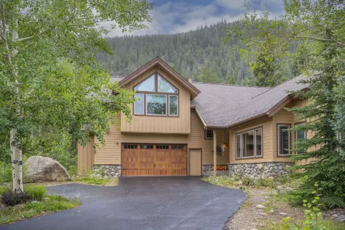 Near Slopes, Private Family Home, HotTub, Centrally located to all Ski Resorts!