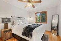 Modern, secluded luxury cabin near Castle Rock & Petenwell Lakes + Wisc. Dells