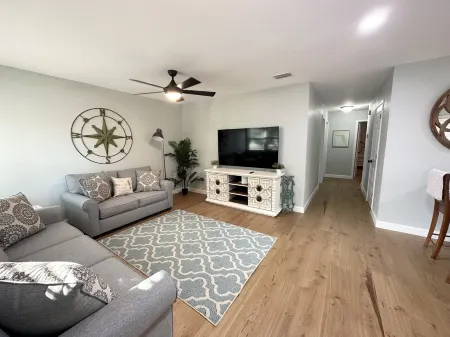 Milton's Remodeled Cozy Retreat- 30min to Beaches and 4 min to Blackwater River Отели рядом с достопримечательностью «Парк Карпентерс»