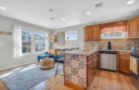 Premium Linens & Towels Provided, Walk to Beach, 4 Beach Badges