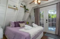 Romantic A-Frame Cabin with Hot Tub + Netflix