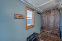 Black Bay Chalet- Lake Front Home with Magnificent Views