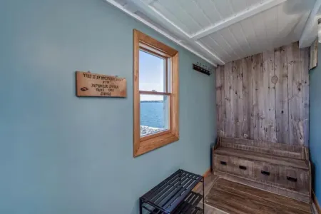 Black Bay Chalet- Lake Front Home with Magnificent Views