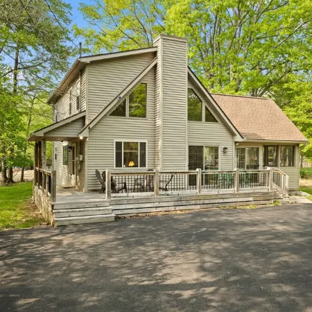Cozy Chalet Style Home, Walk to Lake Harmony