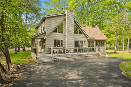 Cozy Chalet Style Home, Walk to Lake Harmony