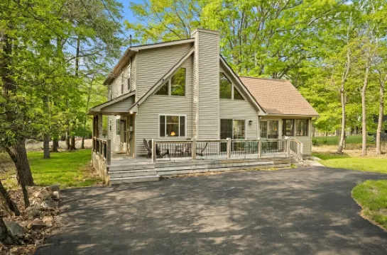 Cozy Chalet Style Home, Walk to Lake Harmony