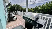 Key West Style Beach House w/ Boat Parking 2 mins from launch 5 mins from beach!