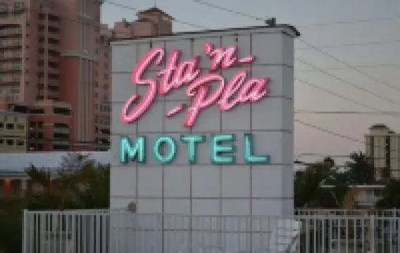 Pool - Free Parking - Apartment - 500 Feet from Beach